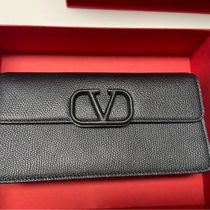 Valentino Garabani Vlogo wallet on chain. Brand NWT